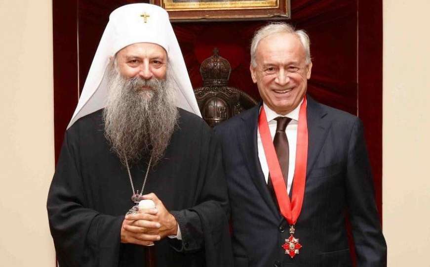 Uoči dolaska u Sarajevo patrijarh Porfirije odlikovao finasijera "Crvenih beretki"